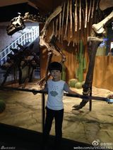 组图：天天戴墨镜超模范儿 与动物亲密接触