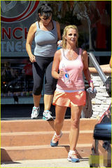 组图：布兰妮奋发健身甩赘肉 粉红装大方激凸