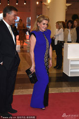 组图：71岁老牌影后德纳芙 蓝裙霸气风采依旧