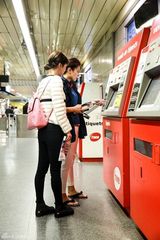 组图：张翰下岗李菲儿当导游 郑佩佩爱女探班