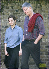 组图：艾玛素颜简装悠然自得 抿嘴卖萌俏皮可爱