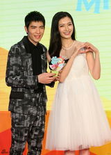 组图：萧敬腾《大宅男》首映 拍摄时雨就没停过