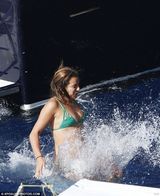 组图：丽娅米雪儿走出情伤 与新欢戏水激吻发福