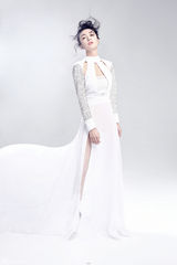 组图：秦岚变身双面娇娃 白裙仙气飘逸短发帅气