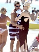 组图：格温史蒂芬妮携子度假 海滩解衣大方哺乳