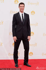 组图：男星Pablo Schreiber帅气亮相艾美红毯