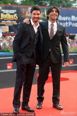 组图：《切口》两女星深V爆乳却撞衫 露胸比美