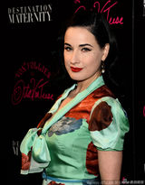 组图：脱衣舞娘蒂塔-万提斯雪肤迷人 印花裙裹胸红唇诱惑