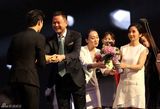 组图：陶晶莹百想追星金秀贤 上台颁奖欲下跪