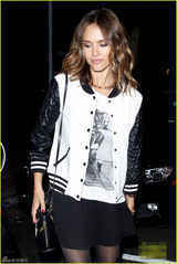 组图：阿尔芭潮装现身笑容腼腆 黑丝短裙秀美腿