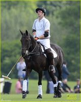 王子大对决！威廉哈里参加马球赛笑容满面(图)