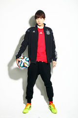 组图：李易峰世界杯BRAZUCA大片阳光活力