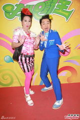 组图：郑欣宜被男伴托举 肥胖女星大摆撩人pose