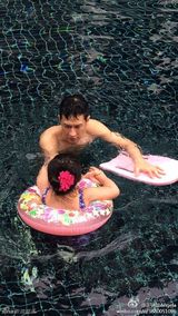 组图：张家辉耐心教Angela游泳 小妞认真可爱