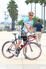 组图：《破风》台湾封街拍摄 彭于晏崔始源竞速