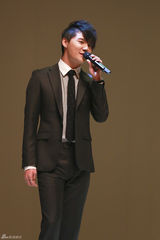 组图：欧巴走上音乐剧舞台 演唱跳都精彩