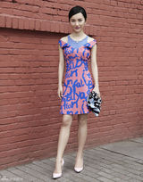 组图：肖雨雨早秋炫彩街拍 七面娇娃时髦有范儿