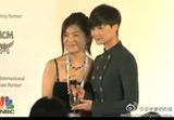 组图：李宇春获APEC最杰出女性奖 帅气上台领奖