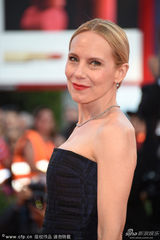 组图：威尼斯开幕红毯 艾米-莱安穿抹胸裙亮相