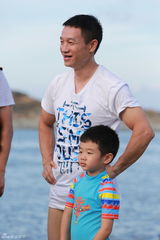 组图：林志颖与老爸同受冲浪惩罚 杨威大秀身材