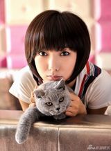 幻灯图集：王珞丹拍宠物写真 仿猫咪表情俏皮可爱