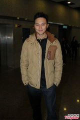 组图：张智霖袁咏仪亮相佛法盛典 祈愿身体健康