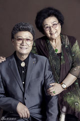 组图：胡军全家拍温情大片庆贺父母金婚