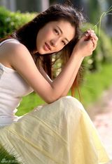 组图：刘思彤春日写真 逆光笑颜倾城绽放