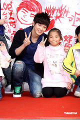 幻灯图：棒棒堂化身幸福大使 为歌迷放天灯祈福