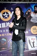 幻灯图：萧敬腾摇滚装扮帅气现身 抱怨无法去电影院 