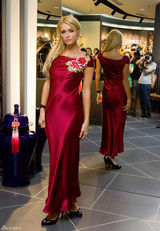 组图：帕丽斯-希尔顿上海购物频频换装