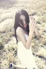 组图：章龄之写真曝光 舞动白裙变世外精灵