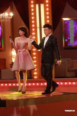 组图：谭咏麟关心妍台上合唱 众星现身无线电视城