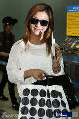 组图：韩团f(x)为K-POP公演现身上海机场