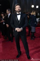 组图：阿弗莱克携爱妻亮相 无缘导演失落