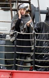 幻灯图集：《特工盐》热拍 朱莉贵妇打扮偷空打电话