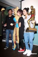 幻灯图：桂纶镁出席活动 用片中道具与影迷交换故事