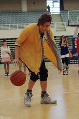 组图：陈楚河现身大学校园 和粉丝篮球赛
