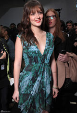 高清组图：莉顿-梅斯特街拍驼色大衣搭配纱裙