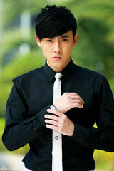 组图：张睿写真黑白简约低调色系显贵公子气质