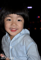 组图：陈慧琳收长子礼物感动 幼子大眼肉脸嘟嘟