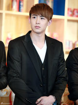 高清组图：韩组合2PM出席代言活动 穿正装帅气有型