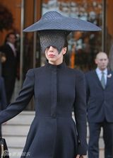 组图：Gaga现神秘造型 黑草帽连面具似武林中人