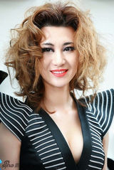 幻灯组图：尚雯婕化身复古女郎 深V红唇大秀性感