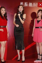 组图：熊黛林黑色连身裙亮相 优雅自信笑容不断