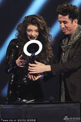 组图：主持格里姆肖为Lorde颁奖 上演同性激吻