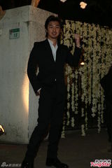 组图：张震大婚献吻娇妻 亲手为新娘提裙摆