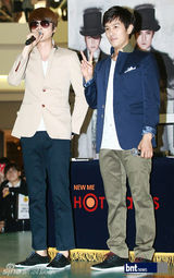 组图：韩国组合神话两人一组3地办签名会谢粉丝