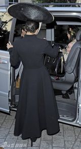 组图：Gaga现神秘造型 黑草帽连面具似武林中人