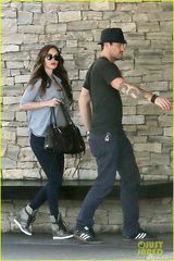 组图：梅根-福克斯挺孕肚出街 老公贴心护驾